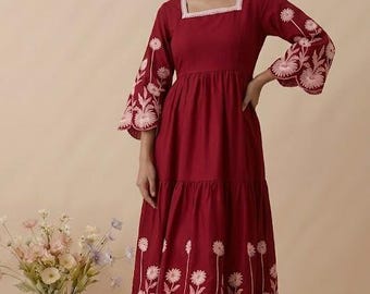 Rotes Leinen-Maxikleid, elfenbeinfarbene Blumenstickerei, Boho-Glockenärmel, romantisches Resort-Outfit