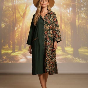 Può includere: Un lungo vestito verde scuro con un motivo floreale sul lato destro e sulle maniche. L'abito ha un colletto e un'abbottonatura frontale. Un cappello di paglia completa il look. L'abito è lungo fino al ginocchio.
