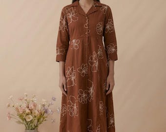 Braunes Leinen-Midikleid, Blumenstickerei, Knopfleiste vorne, Cottagecore-Boho-Stil