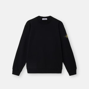 Puede incluir: Sudadera negra de cuello redondo con mangas largas. Una pequeña etiqueta blanca está en la parte superior de la espalda y un parche con el logotipo amarillo y verde en la manga izquierda. La sudadera tiene dobladillo y puños acanalados.