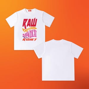 Może przedstawiać: Dwie białe koszulki, jedna z napisem "RAW RHYTHM RAWBEAT KURT" w kolorze czerwonym, pomarańczowym i fioletowym, druga pokazująca tył. Koszulki są prezentowane na pomarańczowym tle.