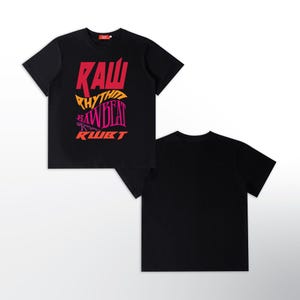 Może przedstawiać: Czarna koszulka z graficznym wzorem w kolorze czerwonym, żółtym i różowym. Projekt zawiera słowa "RAW", "RHYTHM", "BEAT" i "KLUBT" w stylizowanej czcionce. Koszulka jest wyświetlana z drugą czarną koszulką.