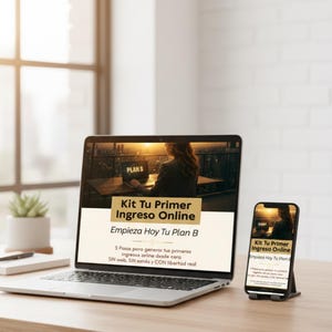 Puede incluir: Un port&aacute;til y un smartphone que muestran el texto "Kit Tu Primer Ingreso Online" y "Empieza Hoy Tu Plan B". El port&aacute;til est&aacute; abierto sobre un escritorio de madera, con una peque&ntilde;a planta y un cuaderno cerca.