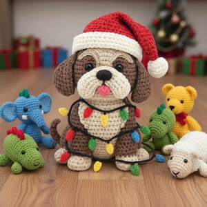 Op de afbeelding: Een gehaakte hond met een kerstmuts en een slinger van kleurrijke kerstverlichting. Andere gehaakte dieren omringen de hond, waaronder een olifant, een dinosaurus, een beer en een schaap. De speeltjes staan op een houten oppervlak.