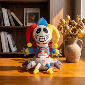 Pode incluir: Boneca de bobo da corte de pelúcia com um rosto branco, um grande sorriso e órbitas oculares pretas. A boneca tem um chapéu de bobo da corte vermelho, azul e amarelo, uma gola vermelha e um corpo azul e vermelho. A boneca está em uma superfície de madeira.