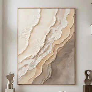 Può includere: Arte murale astratta con un design strutturato e stratificato in tonalità neutre. L'opera d'arte ha una forma rettangolare ed è incorniciata in una cornice di legno marrone chiaro. La tavolozza dei colori comprende sfumature di bianco, beige e marrone.