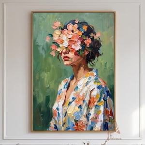 Könnte beinhalten: Ein Ölgemälde auf Leinwand, das eine Person mit dunklem Haar zeigt, deren Gesicht von Blumen verdeckt wird. Die Person trägt einen weißen Morgenmantel mit blauen, orangefarbenen und gelben Blumenmustern vor einem salbeigrünen Hintergrund.