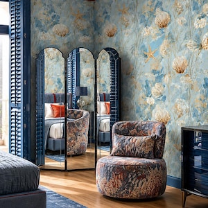 Puede incluir: Un dormitorio de lujo con temática costera. La habitación cuenta con paredes azules con papel pintado de conchas marinas y estrellas de mar, una alfombra azul y un sillón estampado. Un gran espejo refleja la cama y una lámpara de araña cuelga del techo.