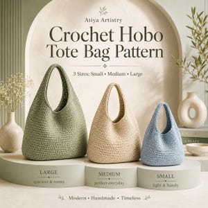 Pode incluir: Três bolsas hobo de crochê nas cores verde sálvia, bege e azul claro. O texto diz Atiya Artistry Crochet Hobo Tote Bag Pattern, 3 Sizes: Small, Medium, Large, Large spacious & roomy, Medium perfect everyday, Small light & handy, Modern, Handmade, Timeless.