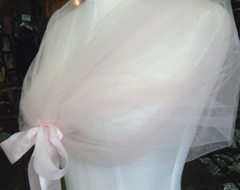 The romantic Pale Pink CLOUD WRAP, perfect to create that light and fun look for your wedding