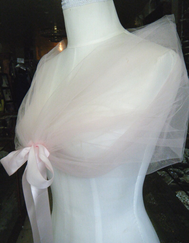 The romantic Pale Pink CLOUD WRAP, perfect to create that light and fun look for your wedding image 1