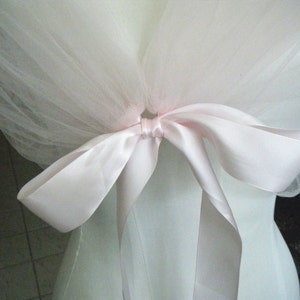 The romantic Pale Pink CLOUD WRAP, perfect to create that light and fun look for your wedding image 3