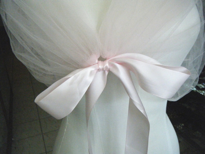 The romantic Pale Pink CLOUD WRAP, perfect to create that light and fun look for your wedding image 3