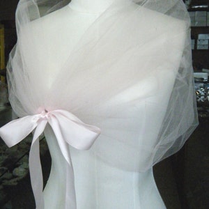 The romantic Pale Pink CLOUD WRAP, perfect to create that light and fun look for your wedding image 2