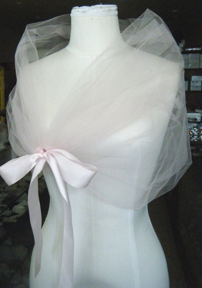 The romantic Pale Pink CLOUD WRAP, perfect to create that light and fun look for your wedding image 2