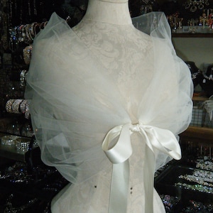 The romantic CLOUD WRAP, perfect to create that light and fun look for your wedding