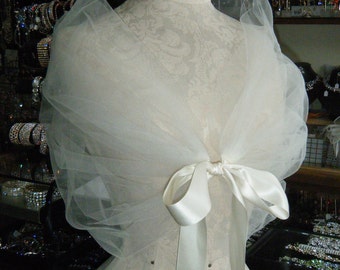 The romantic CLOUD WRAP, perfect to create that light and fun look for your wedding