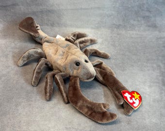 Vintage Ty Beanie Baby uit 1997 - Stinger de schorpioen met labels, niet meer verkrijgbaar pluche knuffeldier, nostalgisch verzamelobject uit de jaren 90.