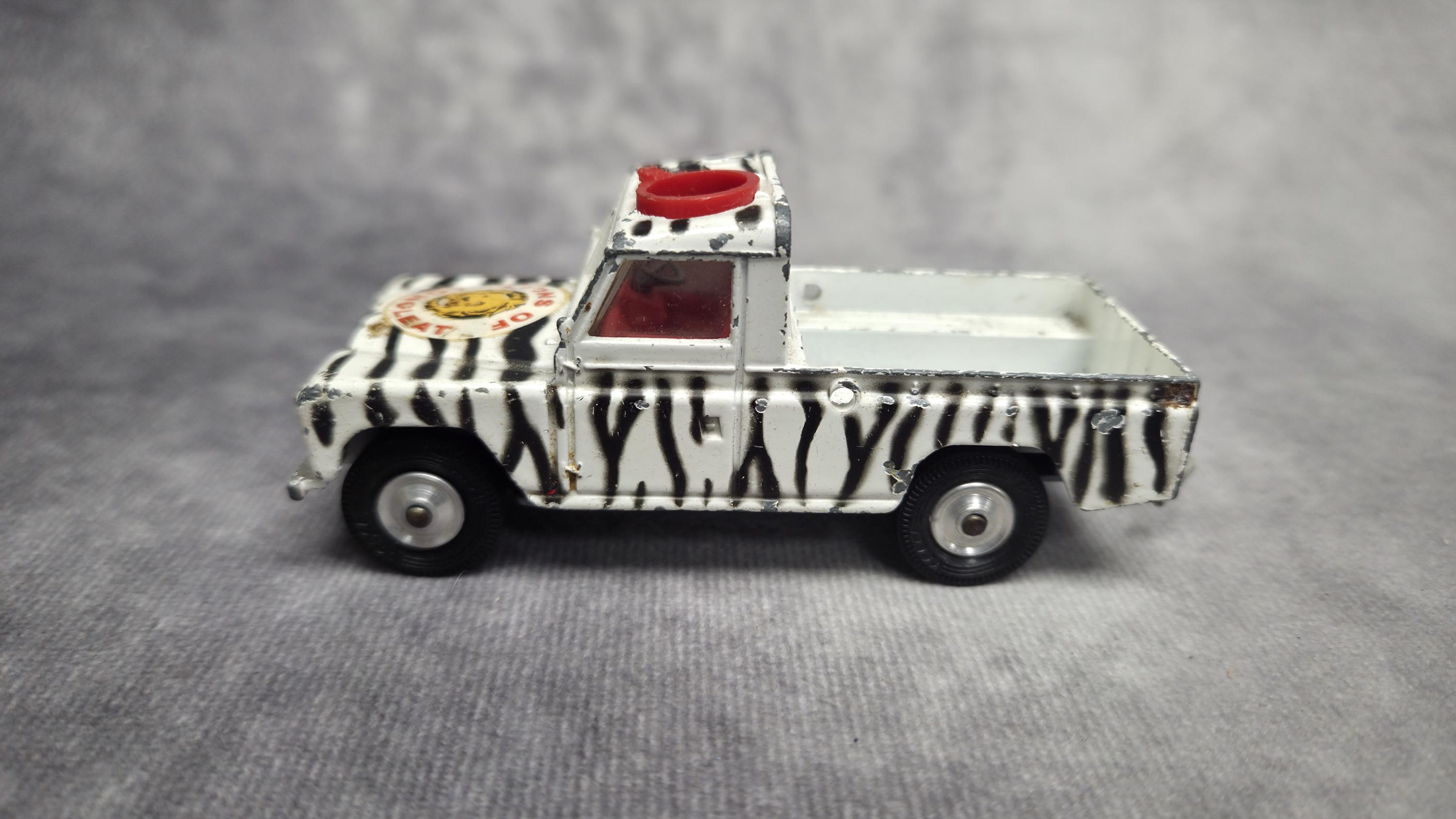 Vintage Corgi Toys Land Rover 109 WB – Lions of Longleat Safari