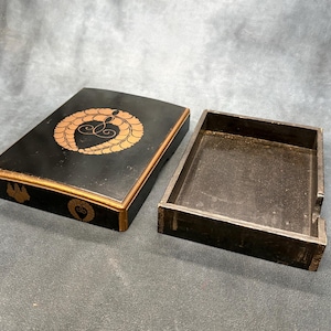 Boîte japonaise ancienne en laque noire ornée d'un blason familial (Kamon) en maki-e doré, fin de l'époque d'Edo-Meiji