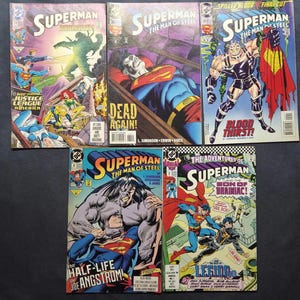 Peut inclure: Cinq bandes dessinées DC vintage mettant en scène Superman, incluant des numéros de The Man of Steel et The Adventures of Superman. Les couvertures présentent des illustrations colorées de Superman dans diverses scènes d'action et poses.