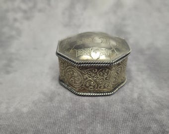 ヴィンテージの八角形の金属製小物入れ - エッチング加工が施された装飾的な記念品箱。ヒンジ付きの蓋とフェルト製の内装付き。