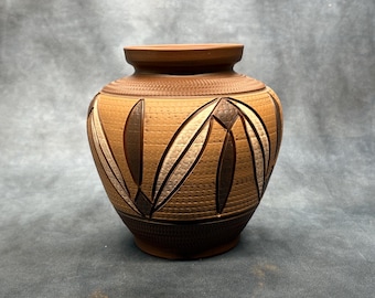 Vintage handgeschnitzte Studio-Keramik-Vase mit Blattmotiv - strukturierter brauner Kunstkeramiktopf