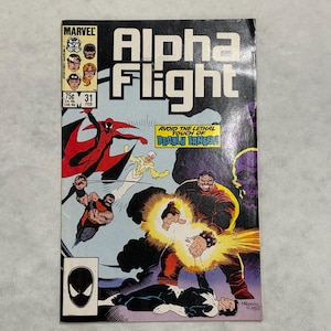Könnte beinhalten: Ein Marvel Alpha Flight Comic-Heft Nummer 31 vom Februar 1985. Das Cover zeigt farbenfrohe Illustrationen von Superhelden in Aktion, darunter eine Figur in Rot und Schwarz, mit dem Text Avoid the lethal touch of Deadly Ernest.