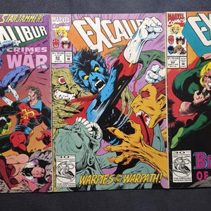 Może przedstawiać: Trzy komiksy Marvel Comics Excalibur z kolorowymi ilustracjami akcji. Okładki przedstawiają tytuły Excalibur, Crimes War, Warpies on the Warpath oraz Braddock of the Jungle, z różnymi postaciami w dynamicznych pozach bojowych.