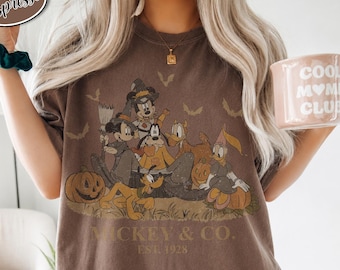 ヴィンテージ ミッキー＆カンパニー ハロウィン コンフォートカラーズ シャツ、ミッキーフレンズ パンプキン Tシャツ、ノットソースケアリーパーティー 2026、ディズニーファミリー旅行お揃いTシャツ