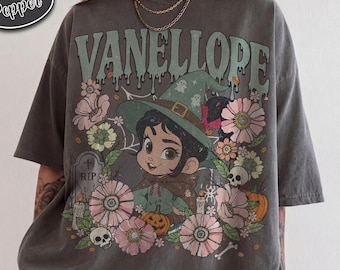ヴィンテージ ヴァネロペ ハロウィン シャツ、コンフォート カラーズ ディズニー シュガー ラルフ Tシャツ、魔女 花柄グラフィック、ファンへの不気味なテーマパーク旅行ギフト 2026
