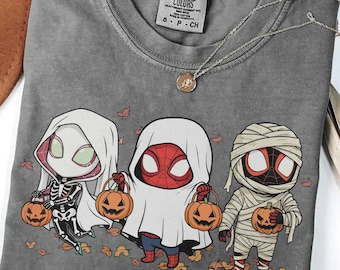 マーベル スパイディ ハロウィン シャツ、コンフォートカラーズ ゴースト スパイダー マミー Tシャツ、スーパーヒーロー トリック オア トリート 2026 シャツ、ディズニーランド ファミリー旅行ギフト Tシャツ