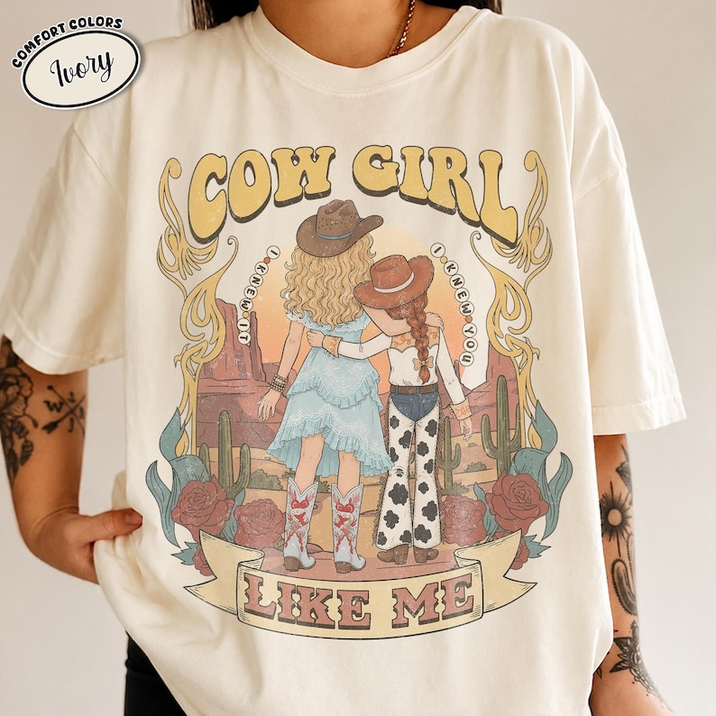 Koszulka Comfort Colors CowGirl Like Me, Koszulka „Wiedziałam, że wiem, że cię znam”, Prezent dla fana muzyki westernowej w stylu vintage, Koszulka „Toy Story” z 2026 roku Ivory | Natural