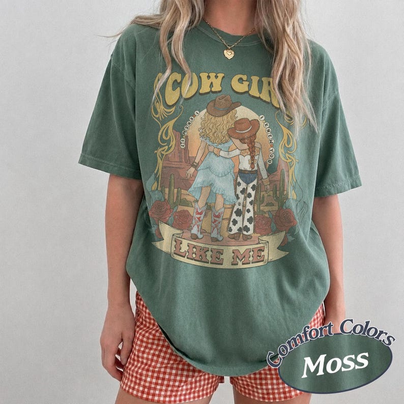 Koszulka Comfort Colors CowGirl Like Me, Koszulka „Wiedziałam, że wiem, że cię znam”, Prezent dla fana muzyki westernowej w stylu vintage, Koszulka „Toy Story” z 2026 roku Moss| Military Green