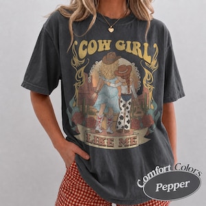 Koszulka Comfort Colors CowGirl Like Me, Koszulka „Wiedziałam, że wiem, że cię znam”, Prezent dla fana muzyki westernowej w stylu vintage, Koszulka „Toy Story” z 2026 roku Pepper | Charcoal