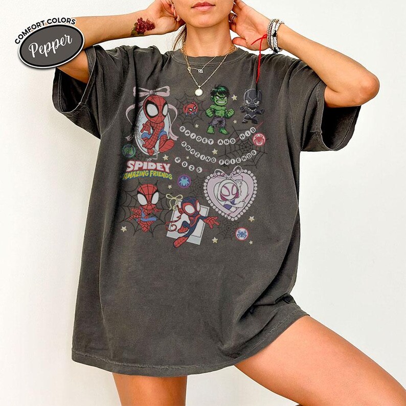 以下が含まれることがあります： 手作りの木製サインで、手書き風の「Welcome to our home」の文字が特徴です。 白く塗装され、使い古したような仕上げと濃い茶色の縁取りが施されています。 屋内または屋外での使用に適しています。