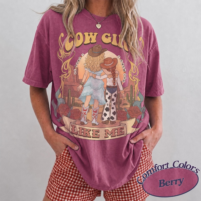 Koszulka Comfort Colors CowGirl Like Me, Koszulka „Wiedziałam, że wiem, że cię znam”, Prezent dla fana muzyki westernowej w stylu vintage, Koszulka „Toy Story” z 2026 roku Berry