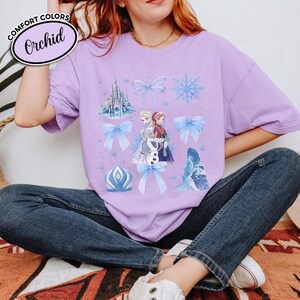 Puede incluir: Un letrero de madera hecho a mano con la palabra "Welcome" escrita a mano. El letrero est&aacute; pintado de blanco con un acabado envejecido y presenta un dise&ntilde;o floral decorativo en tonos rosa y verde. Dise&ntilde;ado para colgar en la pared.