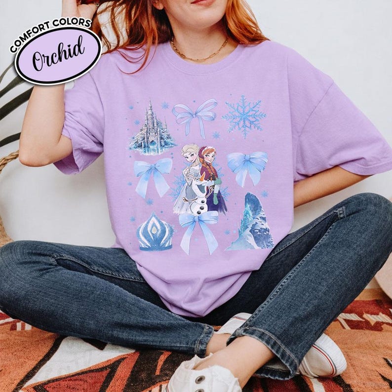 Puede incluir: Un letrero de madera hecho a mano con la palabra "Welcome" escrita a mano. El letrero est&aacute; pintado de blanco con un acabado envejecido y presenta un dise&ntilde;o floral decorativo en tonos rosa y verde. Dise&ntilde;ado para colgar en la pared.