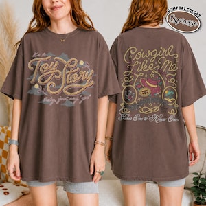 K&ouml;nnte beinhalten: Ein kurz&auml;rmeliges T-Shirt in Espresso-Braun mit einer Vorderseite, die den Schriftzug "Toy Story" und "baby, just say yes" in Seiloptik zeigt. Die R&uuml;ckseite zeigt "Cowgirl like me" und "Takes One to Know One" mit Western-Illustrationen.