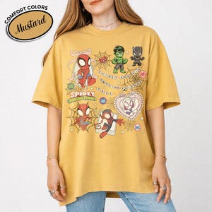 以下が含まれることがあります： 黒いハンドルと「But First, Coffee」のテキストが黒い太字で書かれた白いセラミックマグ。マグは木製の表面に置かれています。マグの高さは10cmです。