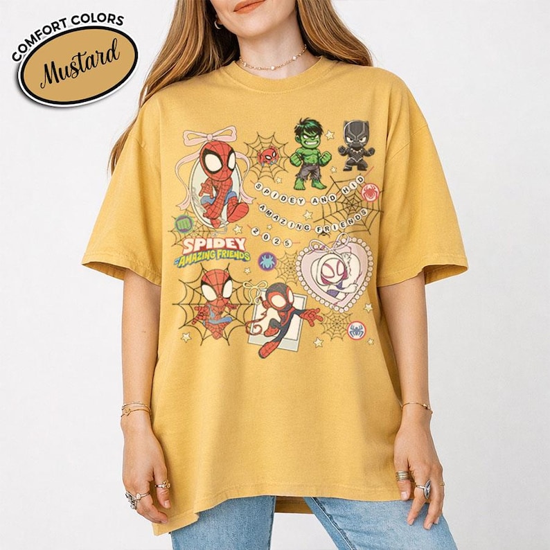 以下が含まれることがあります： 黒いハンドルと「But First, Coffee」のテキストが黒い太字で書かれた白いセラミックマグ。マグは木製の表面に置かれています。マグの高さは10cmです。