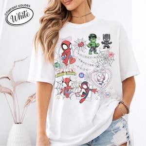 以下が含まれることがあります： 黒い持ち手と「But First, Coffee」のテキストが太字の黒でプリントされた白いセラミックマグ。 マグカップはニュートラルな背景に置かれ、シンプルなデザインを際立たせています。