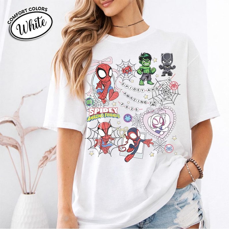 以下が含まれることがあります： 黒い持ち手と「But First, Coffee」のテキストが太字の黒でプリントされた白いセラミックマグ。 マグカップはニュートラルな背景に置かれ、シンプルなデザインを際立たせています。