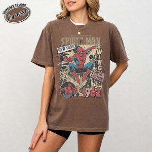 Camiseta vintage de Spider-Man de 1962, Comfort Colors, estilo retro neoyorquino Swing Action Berry