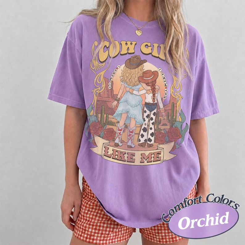 Koszulka Comfort Colors CowGirl Like Me, Koszulka „Wiedziałam, że wiem, że cię znam”, Prezent dla fana muzyki westernowej w stylu vintage, Koszulka „Toy Story” z 2026 roku Orchid | Purple