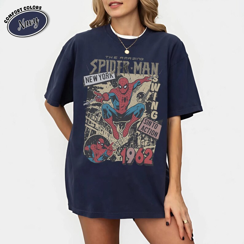 Camiseta vintage de Spider-Man de 1962, Comfort Colors, estilo retro neoyorquino Swing Action Moss| Military Green