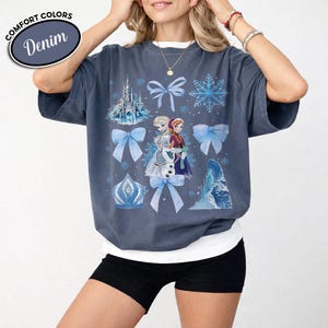 Puede incluir: Una taza de cer&aacute;mica blanca con un asa negra y el texto "But First, Coffee" en negrita negra. La taza se encuentra sobre un fondo borroso, sugiriendo un ambiente acogedor.