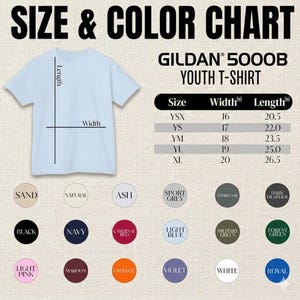 Puede incluir: Una camiseta juvenil Gildan 5000B azul claro con una tabla de tallas y colores. La tabla muestra medidas en pulgadas para las tallas YSX a XL, junto con una selecci&oacute;n de colores disponibles, incluyendo negro, marino y blanco.