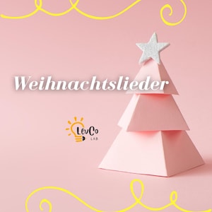 Könnte beinhalten: Ein rosa Weihnachtsbaum aus Papier mit einem silbernen Glitzerstern auf der Spitze, vor einem rosa Hintergrund. Das deutsche Wort "Weihnachtslieder" ist in weißem Text dargestellt. Gelbe Wirbel und ein Logo sind ebenfalls vorhanden.